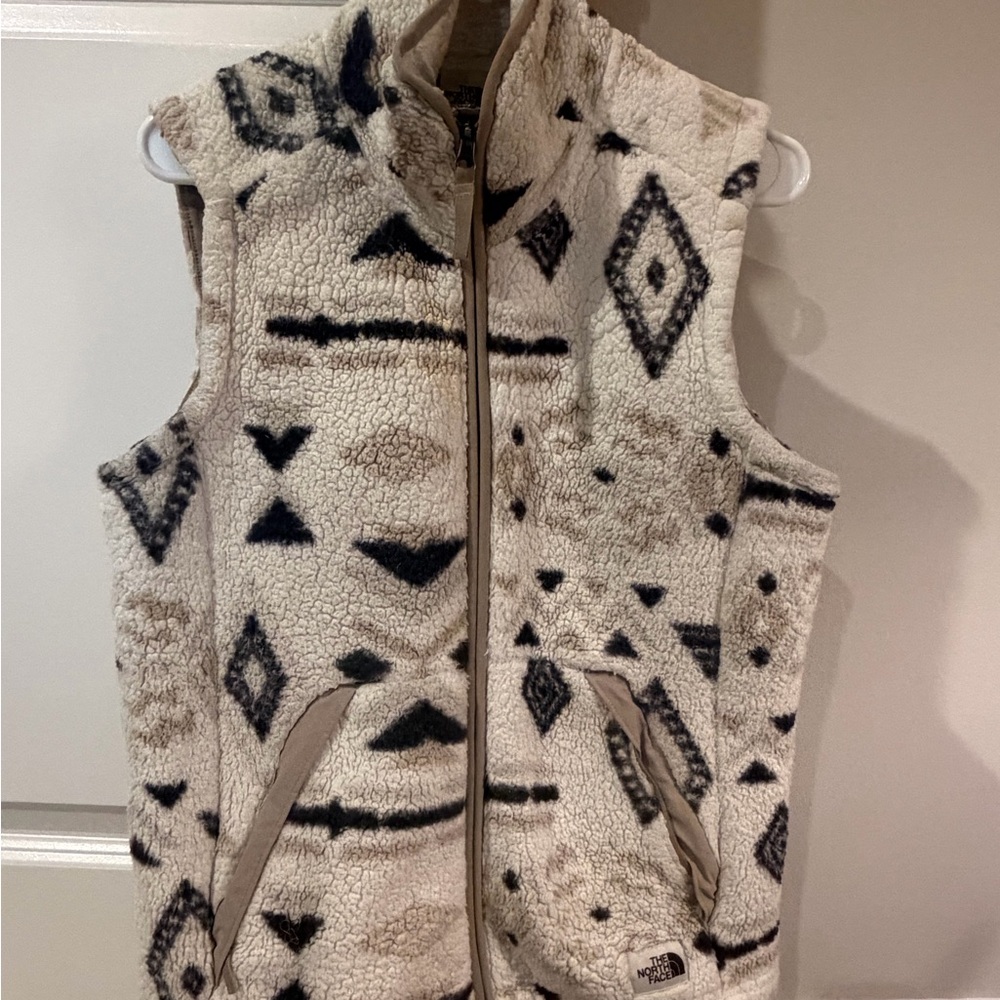 The North Face Women’s Sherpa Vest in Cream with Black Geometric Print